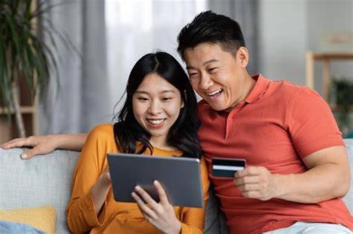 Can husband and wife share a credit card?