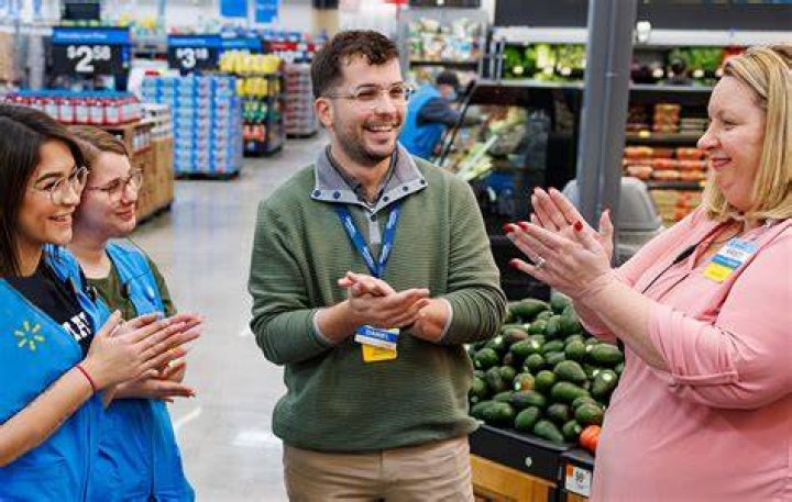 How much do service managers make at Walmart?